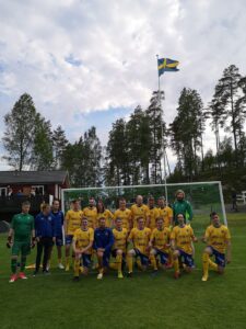 Lagfoto framför målet. Svenska flaggan är hissad i bakgrunden.