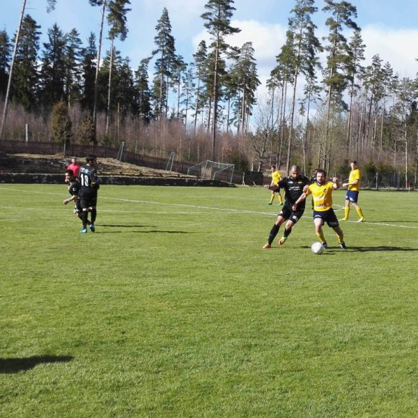 David med boll mot Hällstadspelare