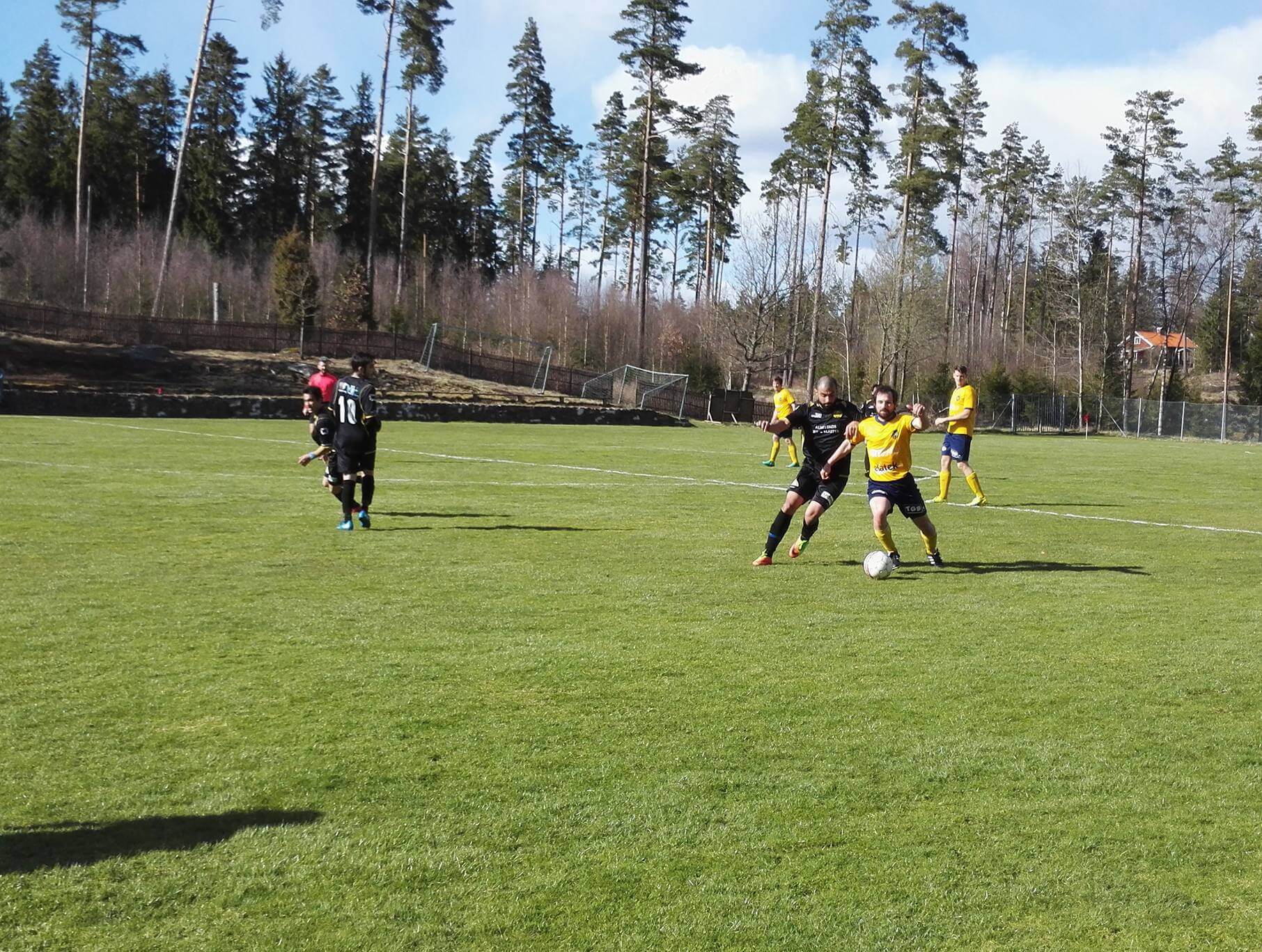 David med boll mot Hällstadspelare