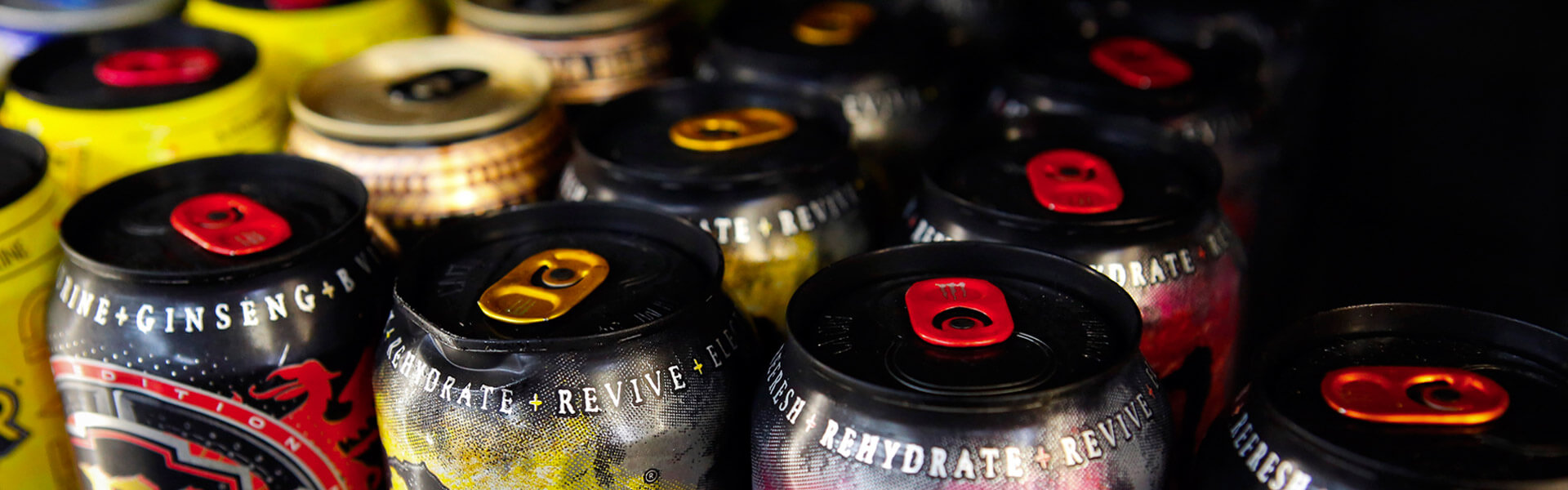 Bild på energidrycksburkar